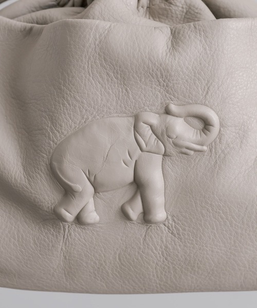 ear PAPILLONNER(イアパピヨネ)の「《牛革》型押しエレファント巾着ショルダーバッグ(ショルダーバッグ・レディース・ベージュ/ブラック・FREE)」の6枚目の写真