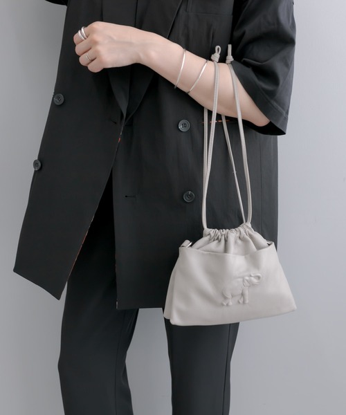 ear PAPILLONNER(イアパピヨネ)の「《牛革》型押しエレファント巾着ショルダーバッグ(ショルダーバッグ・レディース・ベージュ/ブラック・FREE)」の11枚目の写真