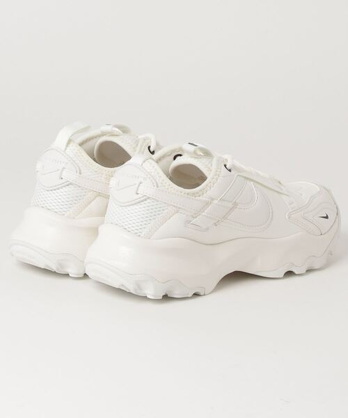 NIKE(ナイキ)の「NIKE/ナイキ ウィメンズ TC7900(スニーカー・レディース・ホワイト・23.5cm/25cm/24.5cm/23cm/24cm/22.5cm/25.5cm/26cm/26.5cm/27cm/27.5cm/28cm)」の2枚目の写真