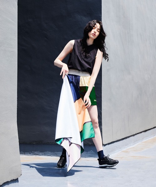 NERGY（ナージー）の「MONDRIAN マイクロファイバータオル 79×123（スポーツグッズ・レディース・ブラック/ネイビー/オレンジ・FREE）」の2枚目の写真