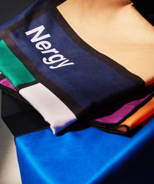 NERGY（ナージー）の「MONDRIAN マイクロファイバータオル 79×123（スポーツグッズ・レディース・ブラック/ネイビー/オレンジ・FREE）」の12枚目の写真