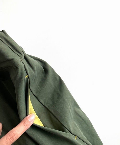 Q(キュー)の「カーブワイドパンツ(その他パンツ・レディース・ブラック/オリーブ・MEDIUM)」の12枚目の写真