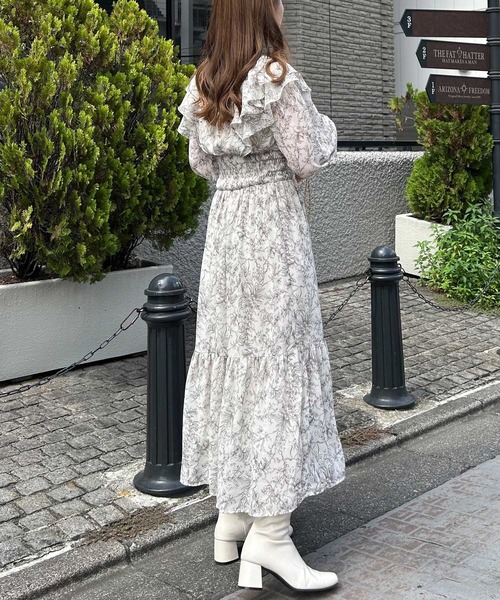 INGNI(イング)の「デコルテカットアウト花柄フリルワンピース(ワンピース・レディース・アイボリー/ピンク/ブラック・M)」の5枚目の写真