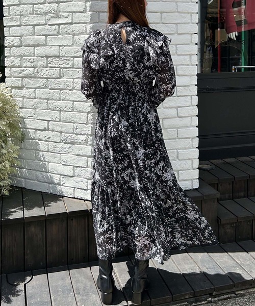 INGNI(イング)の「デコルテカットアウト花柄フリルワンピース(ワンピース・レディース・アイボリー/ピンク/ブラック・M)」の11枚目の写真