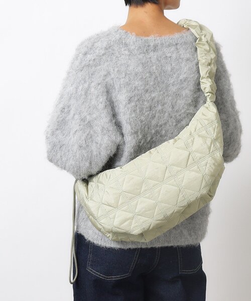 OPAQUE.CLIP（オペークドットクリップ）の「◆【軽量/長さ調整可能2WAY】フリルハンドルキルティングショルダーバッグ（ショルダーバッグ・レディース・ブラック/グリーン系/ライトグレー・00）」の4枚目の写真