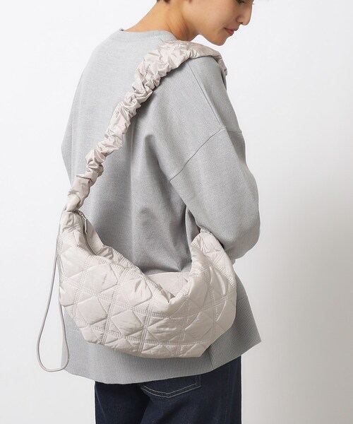 OPAQUE.CLIP（オペークドットクリップ）の「◆【軽量/長さ調整可能2WAY】フリルハンドルキルティングショルダーバッグ（ショルダーバッグ・レディース・ブラック/グリーン系/ライトグレー・00）」の13枚目の写真
