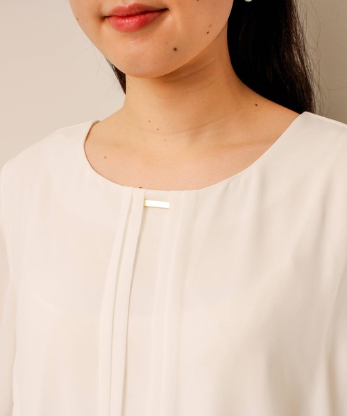 fleur by mint breeze(フルールバイミントブリーズ)の「【L~5L 大きいサイズ】シフォン ジョーゼット ピンタック 長袖 ブラウス オフィス(シャツ/ブラウス・レディース・オフホワイト/ライトグレー・3L/LL/L/5L/4L)」の6枚目の写真