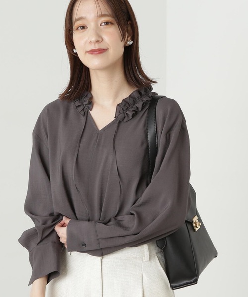 N.（N. Natural Beauty Basic）（エヌエヌナチュラルビューティーベーシック）の「◆ネックフリルディテールブラウス（シャツ/ブラウス・レディース・オフホワイト/ブルー/チャコールグレー・MEDIUM）」の12枚目の写真