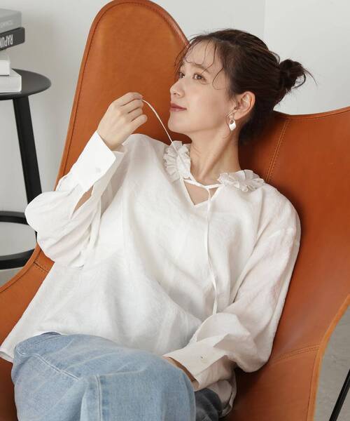 N.（N. Natural Beauty Basic）（エヌエヌナチュラルビューティーベーシック）の「◆ネックフリルディテールブラウス（シャツ/ブラウス・レディース・オフホワイト/ブルー/チャコールグレー・MEDIUM）」の4枚目の写真