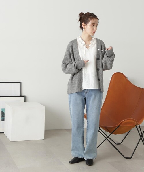 N.（N. Natural Beauty Basic）（エヌエヌナチュラルビューティーベーシック）の「◆ネックフリルディテールブラウス（シャツ/ブラウス・レディース・オフホワイト/ブルー/チャコールグレー・MEDIUM）」の7枚目の写真