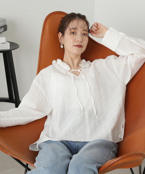 N.（N. Natural Beauty Basic）（エヌエヌナチュラルビューティーベーシック）の「◆ネックフリルディテールブラウス（シャツ/ブラウス・レディース・オフホワイト/ブルー/チャコールグレー・MEDIUM）」の9枚目の写真