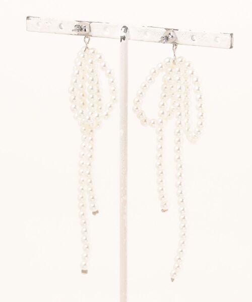 one after another NICE CLAUP（ワンアフターアナザーナイスクラップ）の「パールリボンピアス/イヤリング（イヤリング・レディース・ホワイト系その他/ホワイト・FREE）」の4枚目の写真