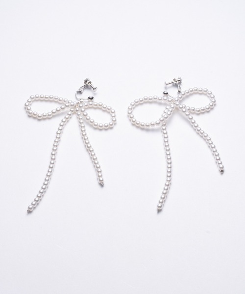 one after another NICE CLAUP（ワンアフターアナザーナイスクラップ）の「パールリボンピアス/イヤリング（イヤリング・レディース・ホワイト系その他/ホワイト・FREE）」の2枚目の写真