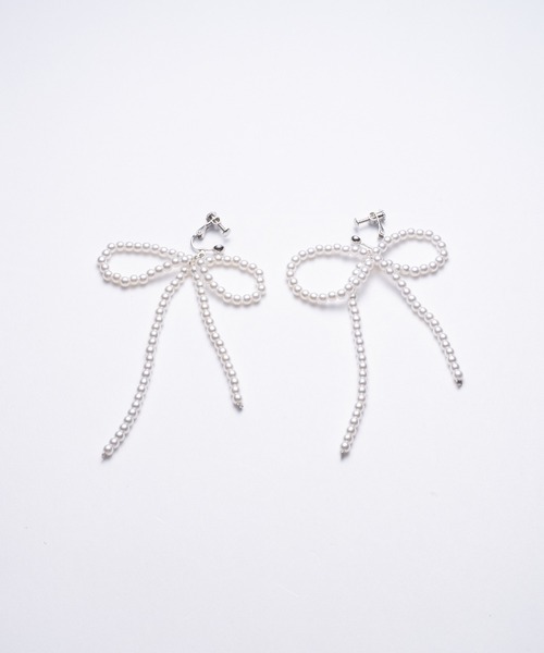 one after another NICE CLAUP（ワンアフターアナザーナイスクラップ）の「パールリボンピアス/イヤリング（イヤリング・レディース・ホワイト系その他/ホワイト・FREE）」の6枚目の写真