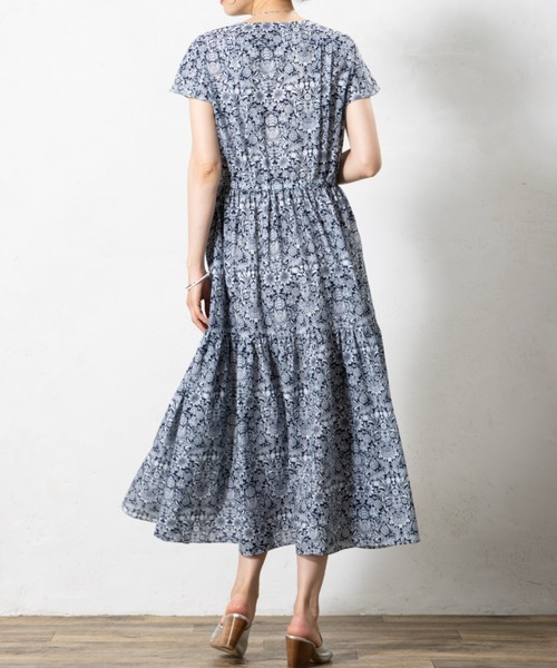 aunt lily(アントリリー)の「ブロックプリント カシュクールワンピース|ワンピース 総柄 ロング丈 ギャザー カシュクール きれいめ 体型カバー お出かけ 大人カジュアル(ワンピース・レディース・ブルー/ネイビー・13号/11号/9号/7号)」の3枚目の写真