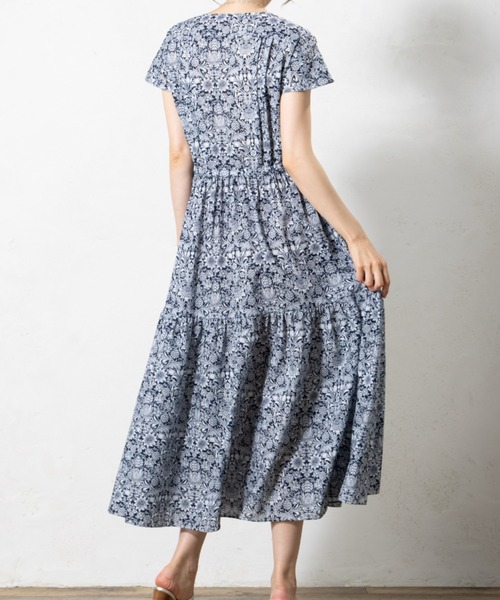 aunt lily(アントリリー)の「ブロックプリント カシュクールワンピース|ワンピース 総柄 ロング丈 ギャザー カシュクール きれいめ 体型カバー お出かけ 大人カジュアル(ワンピース・レディース・ブルー/ネイビー・13号/11号/9号/7号)」の4枚目の写真
