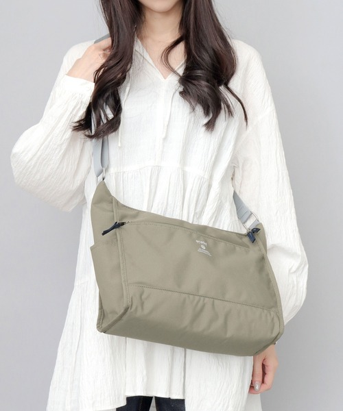 anello（アネロ）の「CABIN キャビン 撥水加工 10ポケット 大きめ ショルダーバッグ A5対応（ショルダーバッグ・レディース・グレイッシュベージュ/ブラック/スミクロ・FREE）」の3枚目の写真