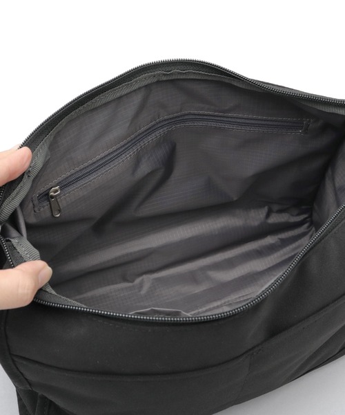 anello（アネロ）の「CABIN キャビン 撥水加工 10ポケット 大きめ ショルダーバッグ A5対応（ショルダーバッグ・レディース・グレイッシュベージュ/ブラック/スミクロ・FREE）」の4枚目の写真