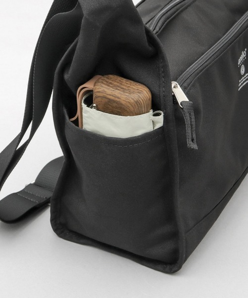anello（アネロ）の「CABIN キャビン 撥水加工 10ポケット 大きめ ショルダーバッグ A5対応（ショルダーバッグ・レディース・グレイッシュベージュ/ブラック/スミクロ・FREE）」の7枚目の写真