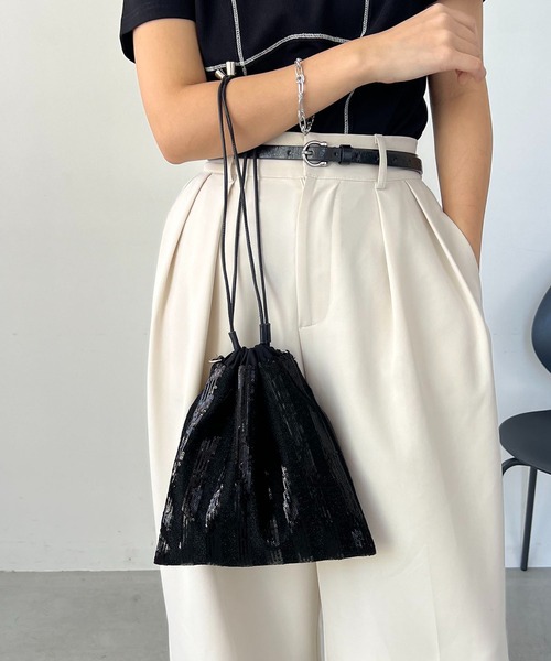 CAPRICIEUX LE'MAGE（カプリシューレマージュ）の「スパンコールチェーン巾着バッグ（ショルダーバッグ・レディース・ブラック/シルバー・FREE）」の3枚目の写真