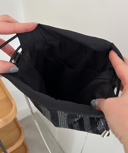 CAPRICIEUX LE'MAGE（カプリシューレマージュ）の「スパンコールチェーン巾着バッグ（ショルダーバッグ・レディース・ブラック/シルバー・FREE）」の5枚目の写真