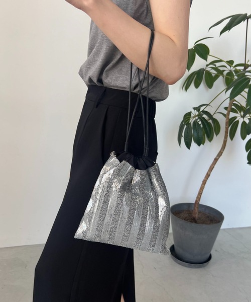CAPRICIEUX LE'MAGE（カプリシューレマージュ）の「スパンコールチェーン巾着バッグ（ショルダーバッグ・レディース・ブラック/シルバー・FREE）」の10枚目の写真
