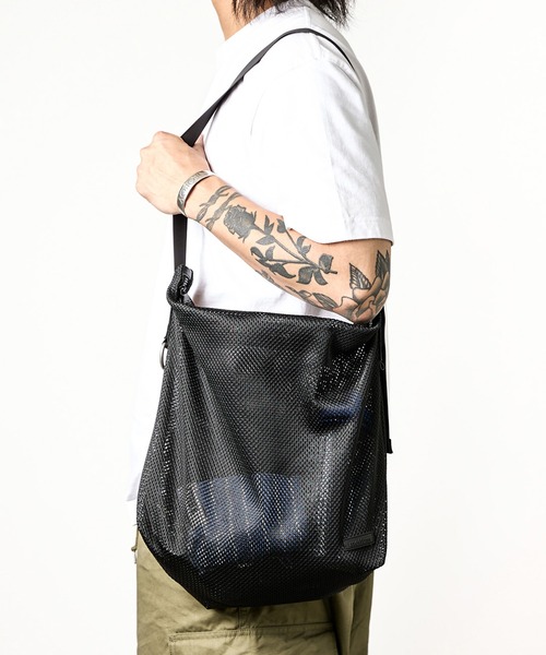 meltum メッセンジャーバッグ　カラビナ付き　ブラック NYLON MESSENGER BAG meltum メルタム