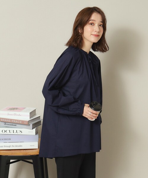 ITS'DEMO(イッツデモ)の「◆【薄手/腰回りカバー/袖口ゴム/手洗い可】スキッパーチュニック(シャツ/ブラウス・レディース・オフホワイト/オレンジ/ブルー/ネイビー・00)」の2枚目の写真