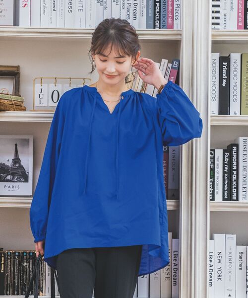 ITS'DEMO(イッツデモ)の「◆【薄手/腰回りカバー/袖口ゴム/手洗い可】スキッパーチュニック(シャツ/ブラウス・レディース・オフホワイト/オレンジ/ブルー/ネイビー・00)」の3枚目の写真