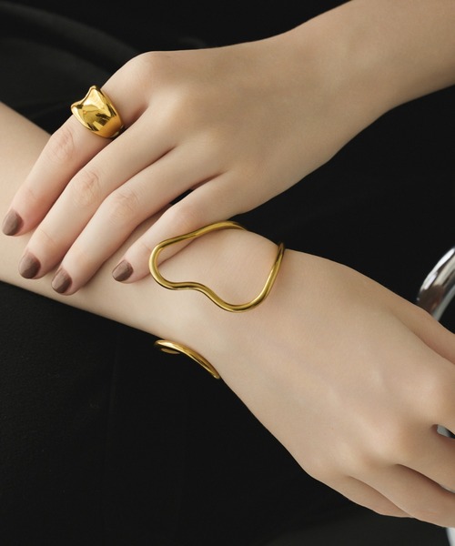 CENE（セネ）の「【CENE】セネ/メタルラインワイドバングル（バングル/リストバンド・レディース・シルバー/ゴールド・FREE）」の3枚目の写真