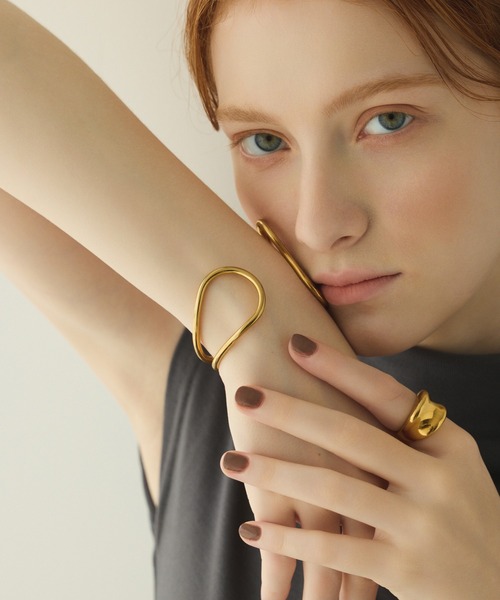 CENE（セネ）の「【CENE】セネ/メタルラインワイドバングル（バングル/リストバンド・レディース・シルバー/ゴールド・FREE）」の4枚目の写真