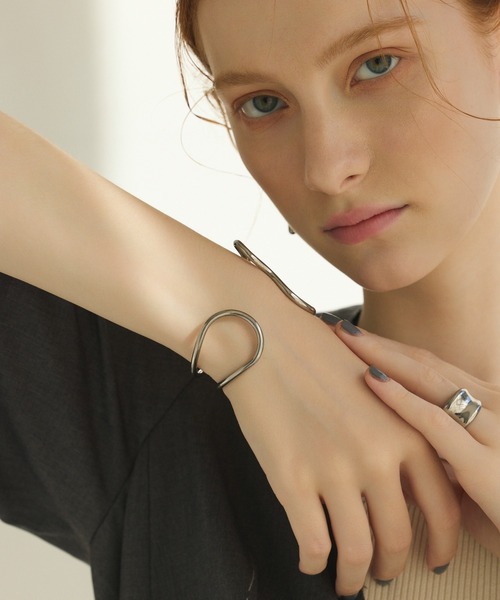 CENE（セネ）の「【CENE】セネ/メタルラインワイドバングル（バングル/リストバンド・レディース・シルバー/ゴールド・FREE）」の7枚目の写真