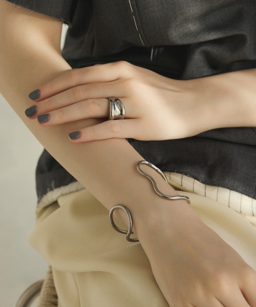 CENE（セネ）の「【CENE】セネ/メタルラインワイドバングル（バングル/リストバンド・レディース・シルバー/ゴールド・FREE）」の8枚目の写真