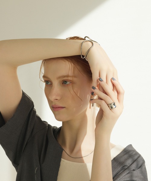 CENE（セネ）の「【CENE】セネ/メタルラインワイドバングル（バングル/リストバンド・レディース・シルバー/ゴールド・FREE）」の10枚目の写真