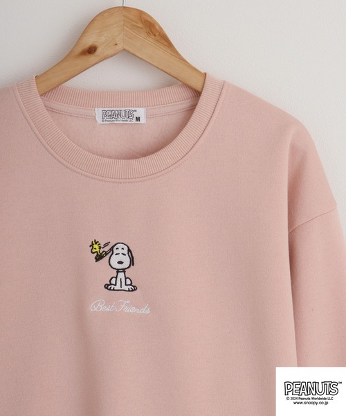 PEANUTS(ピーナッツ)の「PEANUTS ワンポイント刺繍ドロップショルダートレーナー(スウェット・メンズ・マスタード/ピンクベージュ/ブラック/ホワイト/杢グレー/レッド・LL/M/L)」の5枚目の写真