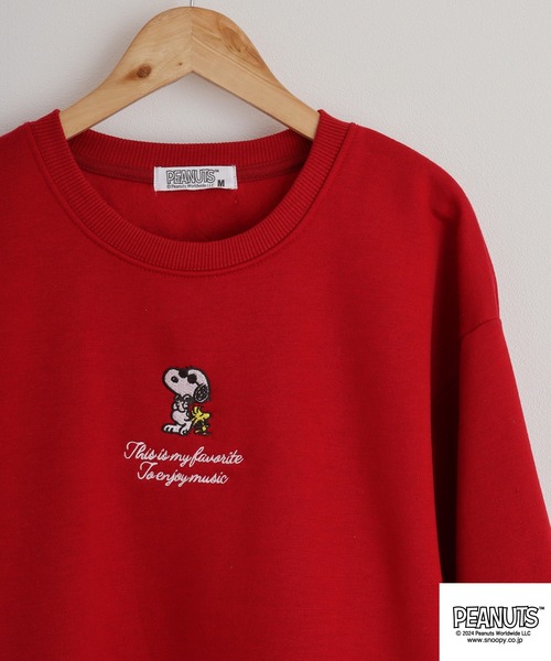 PEANUTS(ピーナッツ)の「PEANUTS ワンポイント刺繍ドロップショルダートレーナー(スウェット・メンズ・マスタード/ピンクベージュ/ブラック/ホワイト/杢グレー/レッド・LL/M/L)」の6枚目の写真
