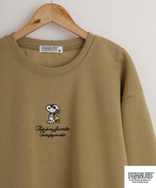 PEANUTS(ピーナッツ)の「PEANUTS ワンポイント刺繍ドロップショルダートレーナー(スウェット・メンズ・マスタード/ピンクベージュ/ブラック/ホワイト/杢グレー/レッド・LL/M/L)」の4枚目の写真