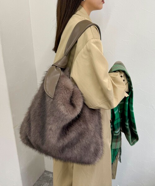 fredy emue（フレディエミュ）の「結びハンドルファートートバック（ハンドバッグ・レディース・アイボリー/グレイッシュベージュ・FREE）」の2枚目の写真