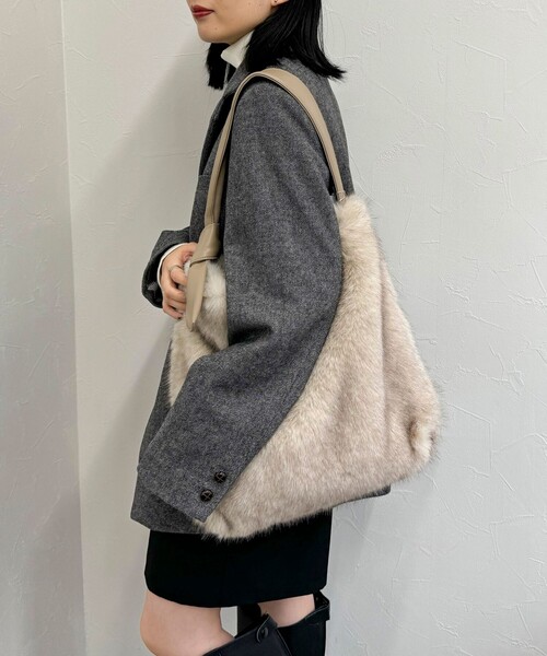 fredy emue（フレディエミュ）の「結びハンドルファートートバック（ハンドバッグ・レディース・アイボリー/グレイッシュベージュ・FREE）」の5枚目の写真