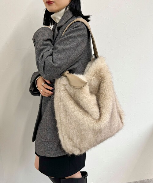 fredy emue（フレディエミュ）の「結びハンドルファートートバック（ハンドバッグ・レディース・アイボリー/グレイッシュベージュ・FREE）」の4枚目の写真