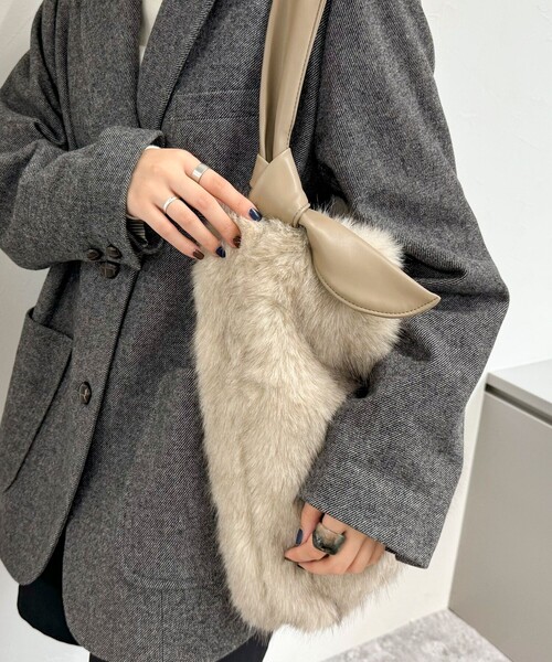 fredy emue（フレディエミュ）の「結びハンドルファートートバック（ハンドバッグ・レディース・アイボリー/グレイッシュベージュ・FREE）」の3枚目の写真