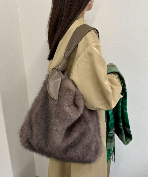 fredy emue（フレディエミュ）の「結びハンドルファートートバック（ハンドバッグ・レディース・アイボリー/グレイッシュベージュ・FREE）」の13枚目の写真