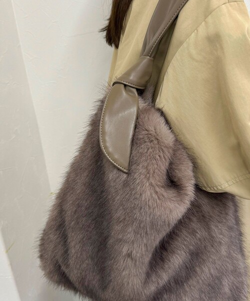 fredy emue（フレディエミュ）の「結びハンドルファートートバック（ハンドバッグ・レディース・アイボリー/グレイッシュベージュ・FREE）」の12枚目の写真