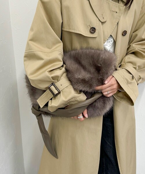 fredy emue（フレディエミュ）の「結びハンドルファートートバック（ハンドバッグ・レディース・アイボリー/グレイッシュベージュ・FREE）」の11枚目の写真