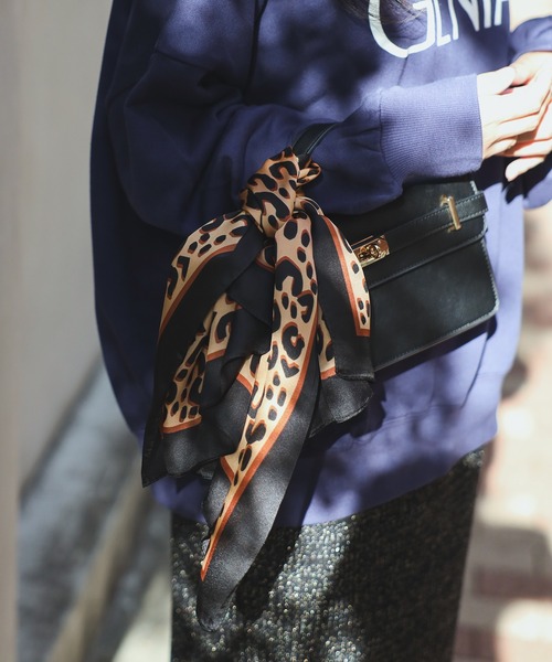 Bonjour Sagan（ボンジュールサガン）の「柄スカーフ(70×70)（バンダナ/スカーフ・レディース・ネイビー/ゼブラ/レオパード・FREE）」の3枚目の写真