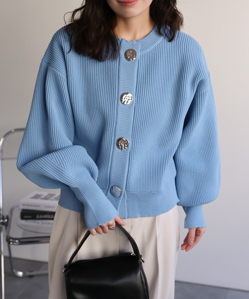 ap retro(アプレトロ)の「BIGボタンニットカーディガン / ショートカーディガン(カーディガン/ボレロ・レディース・グレー/オレンジ/オフホワイト/ネイビー/ブルー/ベージュ・FREE)」の5枚目の写真