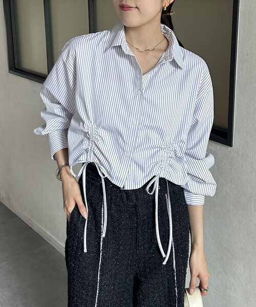 Thevon(ゼボン)の「ドロストストライプショートシャツ(シャツ/ブラウス・レディース・オフホワイト/ブルー/ブラック・FREE)」の2枚目の写真