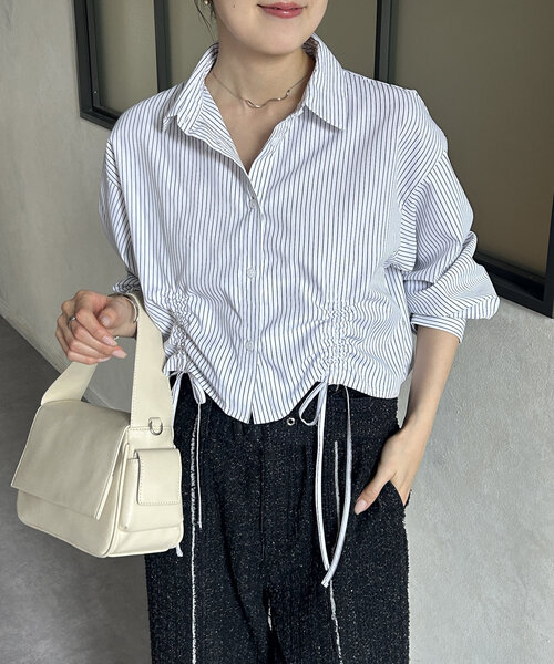 Thevon(ゼボン)の「ドロストストライプショートシャツ(シャツ/ブラウス・レディース・オフホワイト/ブルー/ブラック・FREE)」の4枚目の写真