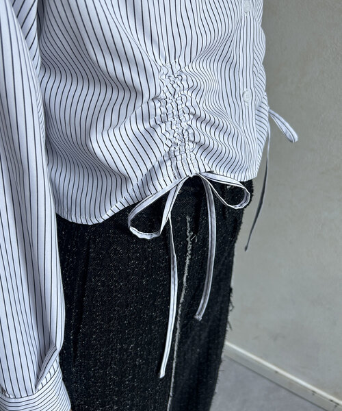 Thevon(ゼボン)の「ドロストストライプショートシャツ(シャツ/ブラウス・レディース・オフホワイト/ブルー/ブラック・FREE)」の13枚目の写真