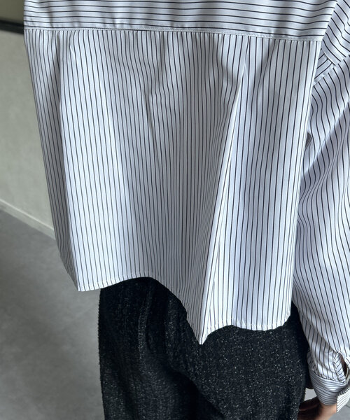 Thevon(ゼボン)の「ドロストストライプショートシャツ(シャツ/ブラウス・レディース・オフホワイト/ブルー/ブラック・FREE)」の15枚目の写真